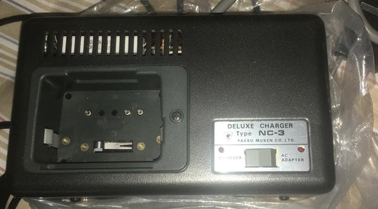 YAESU NC-3 caricabatteria da tavolo per apparati portatili